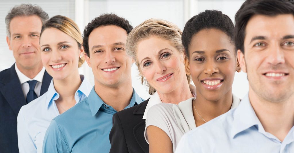 אנשים מחייכים